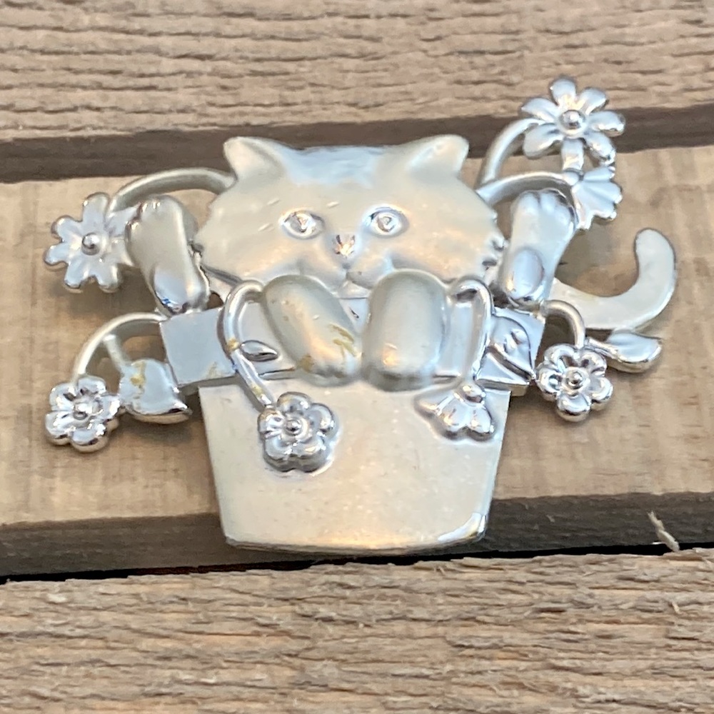 AJC SILVERTONE CUTE CAT IN POT OF FLOWERS BROOCH